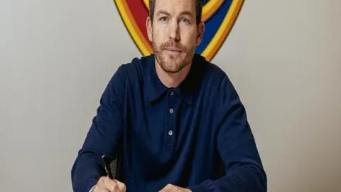 “虽失点球但地位稳固，他继续领跑曼联点球榜。”